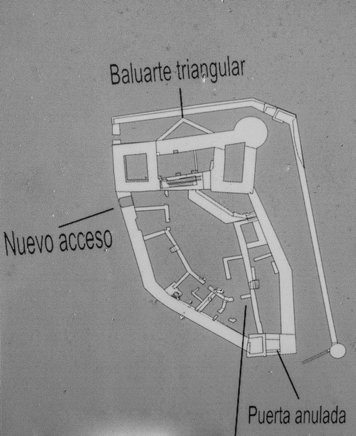 Grundriss der Burg aus ihrer letzten Ausbauphase im 15. Jahrhundert mit der zuletzt hinzugefügten Dreiecksbastion. 